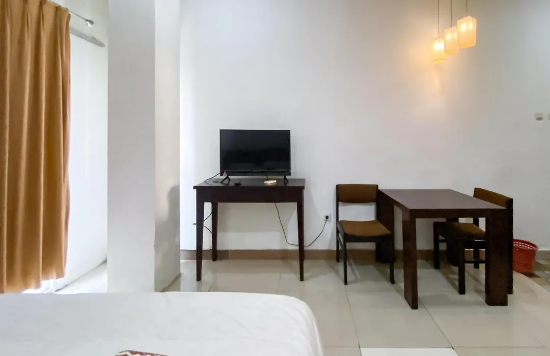 Curves Residence Mitra Reddoorz-1