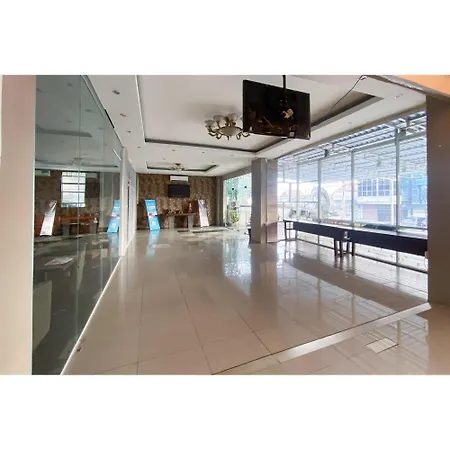 Curves Residence Mitra Reddoorz-3